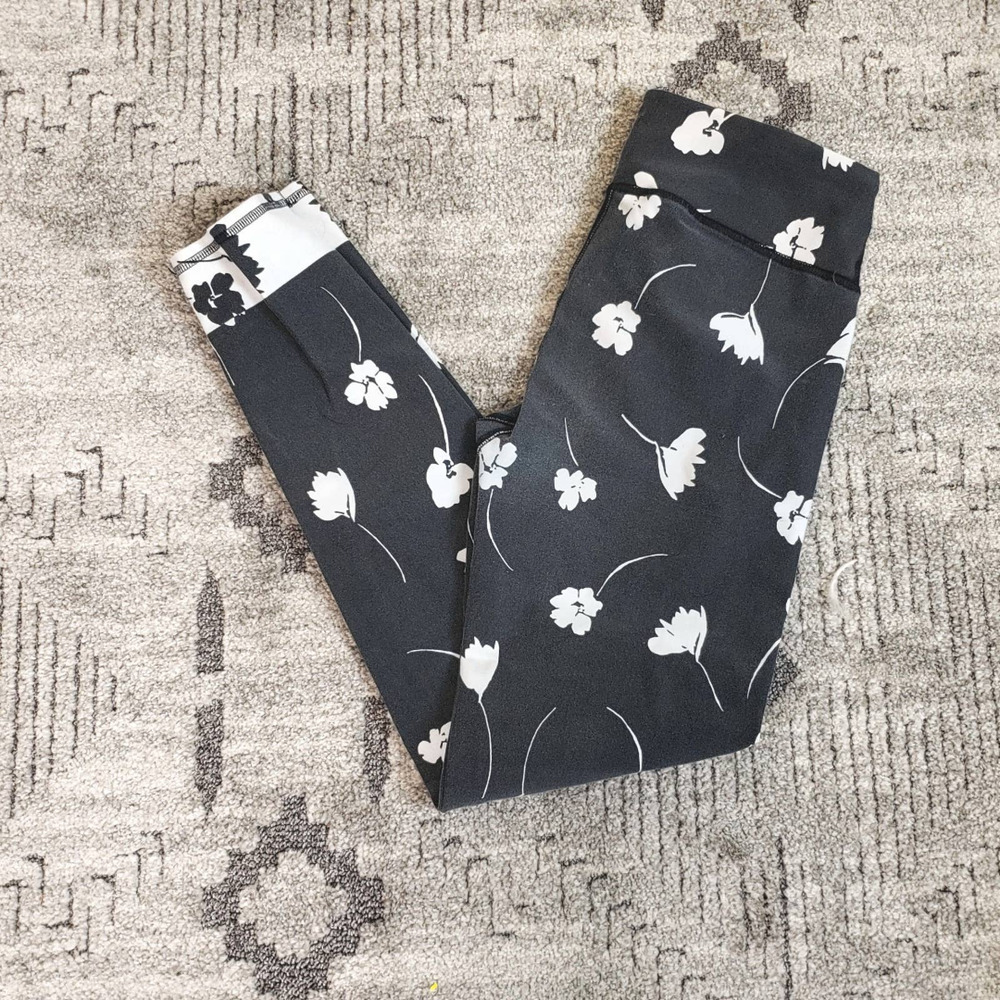 Fabletics Gray and white floral Leggings size S